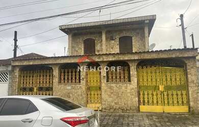 Imagem: A casa possui 5 Dormitórios, 3 Banheiros, 3 Vagas na garagem