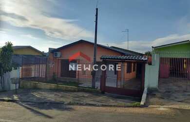 Imagem: A casa possui 3 Dormitórios, 2 Banheiros, 3 Vagas na garagem