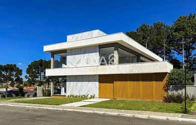 Imagem: A casa em condomínio possui 4 Dormitórios, 5 Banheiros, 3