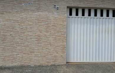 Imagem: A casa possui 3 Dormitórios, 1 Banheiro, 2 Vagas na garagem