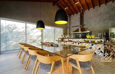 Imagem: A casa em condomínio possui 5 Dormitórios, 5 Banheiros, 2