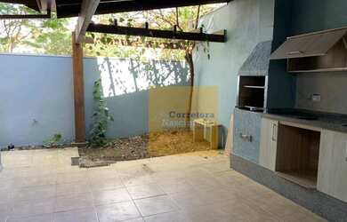 Imagem: A casa em condomínio possui 3 Dormitórios, 1 Banheiro, 2 Vagas