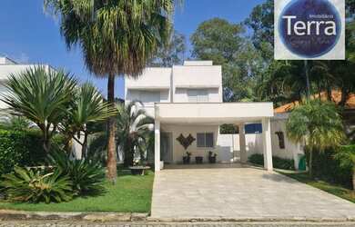 Imagem: A casa em condomínio possui 4 Dormitórios, 5 Banheiros, 4