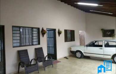 Imagem: A casa possui 2 Dormitórios, 2 Banheiros, 2 Vagas na garagem