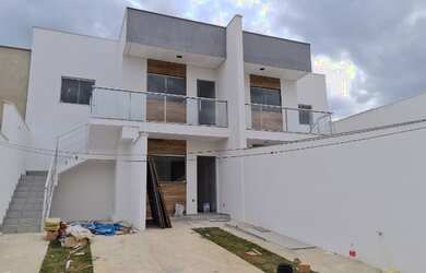 Imagem: A casa possui 2 Dormitórios, 1 Banheiro, 2 Vagas na garagem