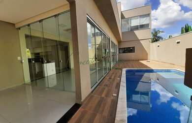 Imagem: A casa em condomínio possui 4 Dormitórios, 5 Banheiros, 3