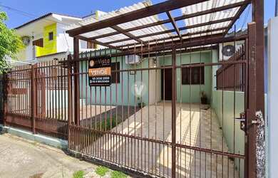 Imagem: A casa possui 3 Dormitórios, 2 Banheiros, 2 Vagas na garagem