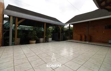 Imagem: A casa possui 3 Dormitórios, 4 Banheiros, 4 Vagas na garagem