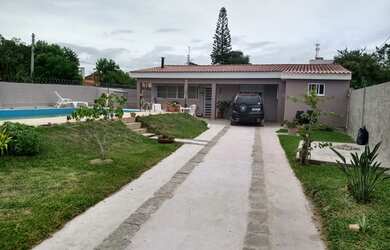 Imagem: A casa possui 2 Dormitórios, 2 Banheiros, 4 Vagas na garagem