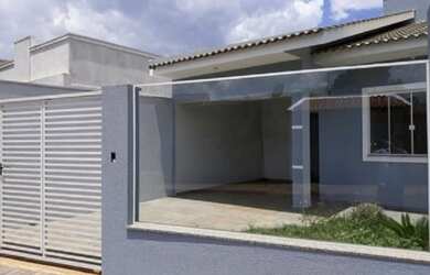 Imagem: A casa possui 3 Dormitórios, 2 Banheiros, 2 Vagas na garagem