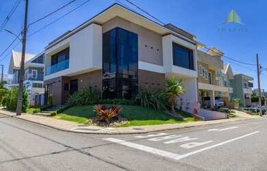 Imagem: A casa em condomínio possui 4 Dormitórios, 4 Banheiros, 5