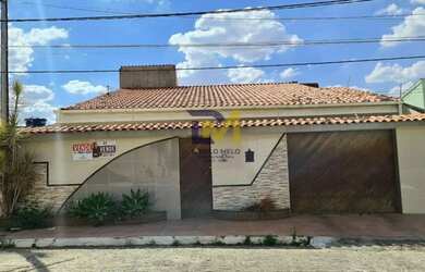 Imagem: A casa possui 3 Dormitórios, 3 Banheiros, 2 Vagas na garagem