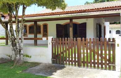 Imagem: A casa em condomínio possui 3 Dormitórios, 2 Banheiros, 3