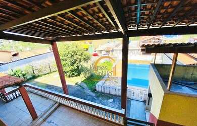 Imagem: A casa possui 3 Dormitórios, 2 Banheiros, 5 Vagas na garagem