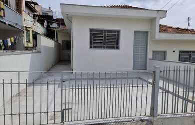 Imagem: A casa possui 1 Dormitório, 1 Banheiro, 1 Vaga na garagem e