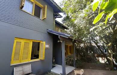 Imagem: A casa em condomínio possui 4 Dormitórios, 5 Banheiros, 300m²