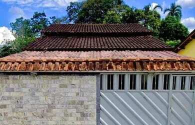 Imagem: A casa possui 3 Dormitórios, 3 Banheiros e 2 Vagas na garagem