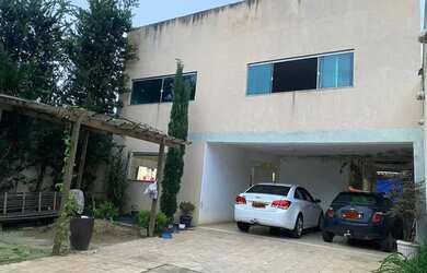 Imagem: A casa possui 4 Dormitórios, 2 Banheiros, 5 Vagas na garagem