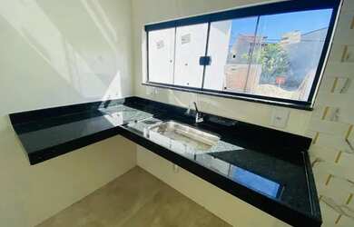 Imagem: A casa possui 3 Dormitórios, 2 Banheiros, 2 Vagas na garagem