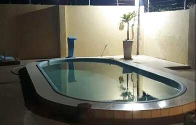 Imagem: A casa possui 3 Dormitórios, 3 Banheiros, 4 Vagas na garagem