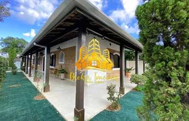 Imagem: A casa possui 4 Dormitórios, 3 Banheiros, 2 Vagas na garagem