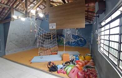 Imagem: A casa possui 1 Dormitório, 2 Banheiros, 5 Vagas na garagem