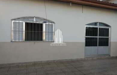 Imagem: A casa possui 3 Dormitórios, 3 Banheiros, 2 Vagas na garagem