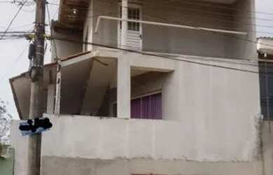 Imagem: A casa possui 3 Dormitórios, 2 Banheiros, 2 Vagas na garagem