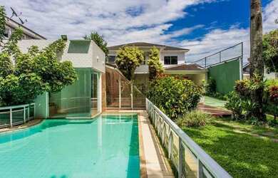 Imagem: A casa em condomínio possui 5 Dormitórios, 5 Banheiros, 4