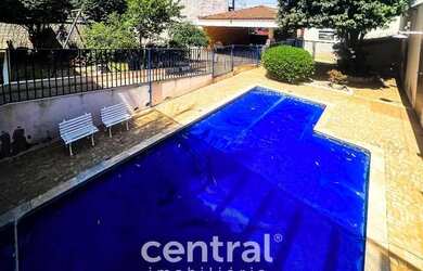 Imagem: A casa possui 4 Dormitórios, 5 Banheiros, 2 Vagas na garagem