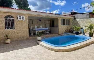 Imagem: A casa possui 3 Dormitórios, 3 Banheiros, 3 Vagas na garagem