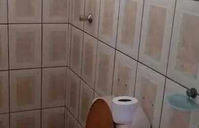 Imagem: A casa possui 2 Dormitórios, 1 Banheiro, 2 Vagas na garagem