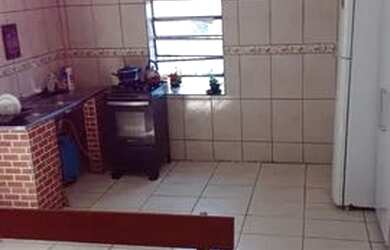 Imagem: A casa possui 3 Dormitórios, 1 Banheiro, 1 Vaga na garagem