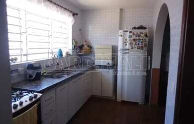 Imagem: A casa possui 3 Dormitórios, 1 Banheiro, 2 Vagas na garagem