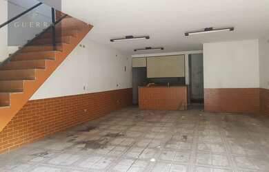 Imagem: O depósito possui 5 Vagas na garagem, 200m² de Área e está