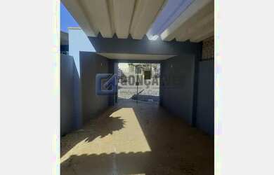 Imagem: A casa possui 2 Dormitórios, 2 Banheiros, 2 Vagas na garagem