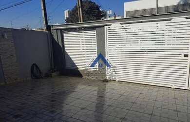 Imagem: A casa possui 3 Dormitórios, 2 Banheiros, 2 Vagas na garagem