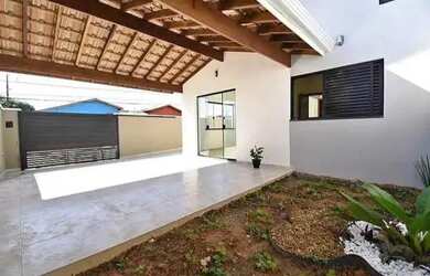 Imagem: A casa possui 2 Dormitórios, 2 Banheiros, 3 Vagas na garagem