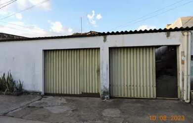 Imagem: A casa possui 3 Dormitórios, 2 Banheiros, 1 Vaga na garagem