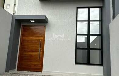 Imagem: A casa possui 3 Dormitórios, 2 Banheiros, 2 Vagas na garagem