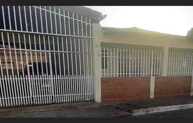 Imagem: A casa possui 2 Dormitórios, 2 Banheiros, 2 Vagas na garagem