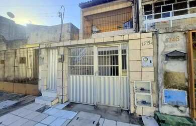 Imagem: A casa possui 3 Dormitórios, 2 Banheiros, 1 Vaga na garagem