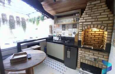 Imagem: A casa possui 3 Dormitórios, 4 Banheiros, 2 Vagas na garagem