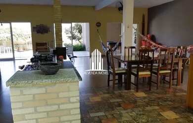 Imagem: A casa possui 5 Dormitórios, 4 Banheiros, 5 Vagas na garagem