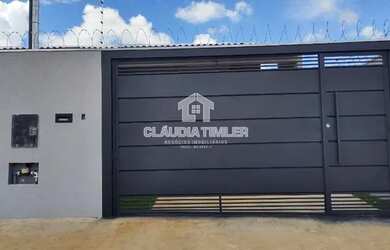 Imagem: A casa possui 3 Dormitórios, 2 Banheiros, 2 Vagas na garagem