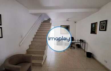 Imagem: O depósito possui 3 Vagas na garagem e 240m² de Área e está