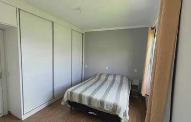 Imagem: A casa possui 3 Dormitórios, 2 Banheiros, 2 Vagas na garagem