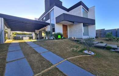 Imagem: A casa em condomínio possui 4 Dormitórios, 4 Banheiros, 4