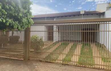 Imagem: A casa possui 3 Dormitórios, 5 Banheiros, 4 Vagas na garagem