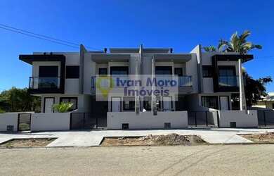 Imagem: A casa possui 3 Dormitórios, 2 Banheiros, 2 Vagas na garagem